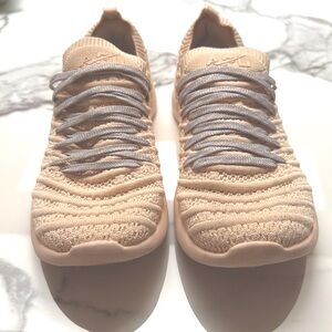 APL TechWave Tennis Shoes in Cream 7.5 with unicorn laces